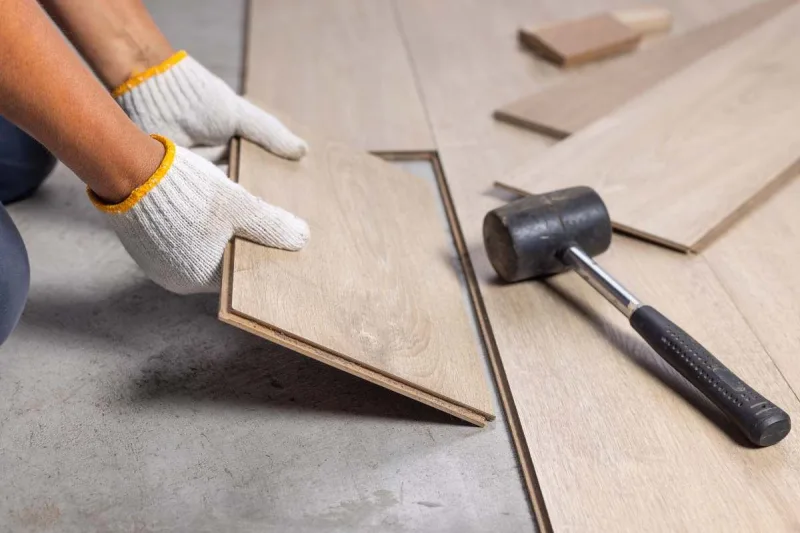 Csempézés, laminált és padlóburkolatok beépítése