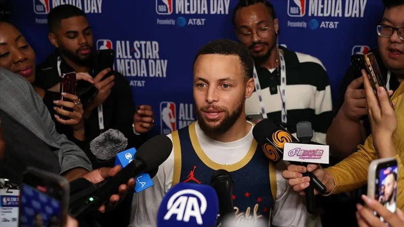 Stephen Curry reční pred Zápasom hviezd NBA