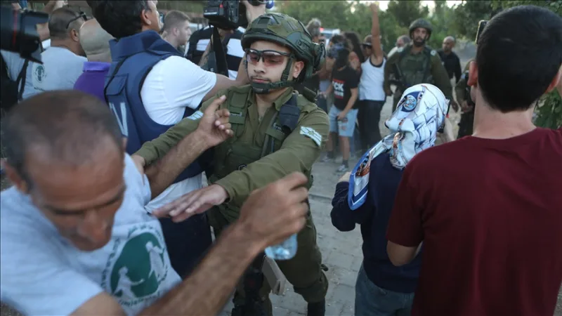 Izraelskí vojaci a židovskí osadníci zorganizovali súčasné útoky na Západnom brehu