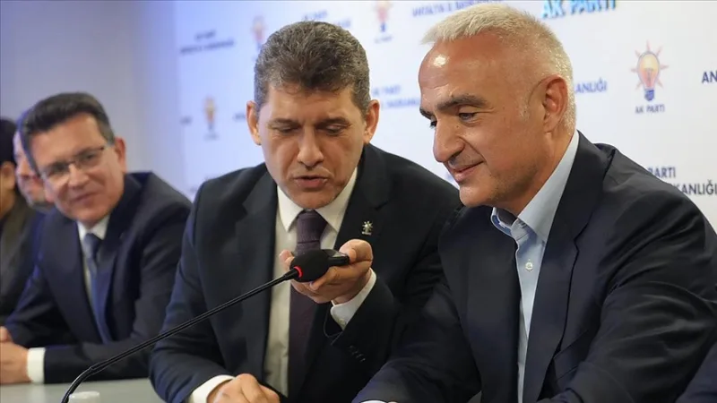 El presidente Erdoğan felicitó por teléfono a la organización del Partido AK en Antalya con motivo de la festividad