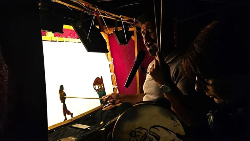 Umelec Aytuğ Çelik zhodnotil budúcnosť tureckého bábkového umenia