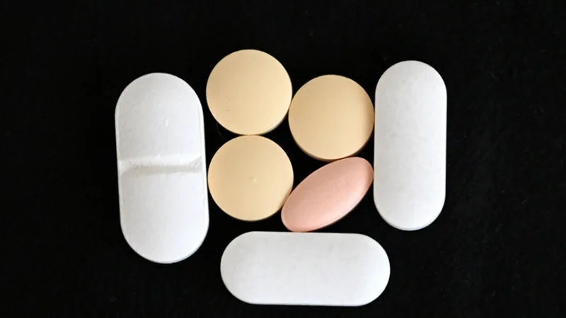 Spojené štáty zaviedli 100-percentné clá na niektoré dovážané patentované lieky a upravili clá na kovové výrobky