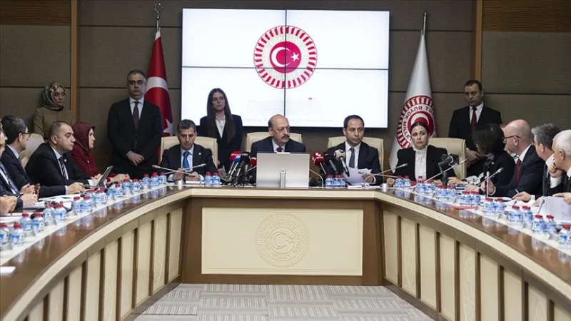 Návrh zákona, ktorý obsahuje aj ustanovenia týkajúce sa sociálnych médií a materskej dovolenky, bol schválený vo výbore