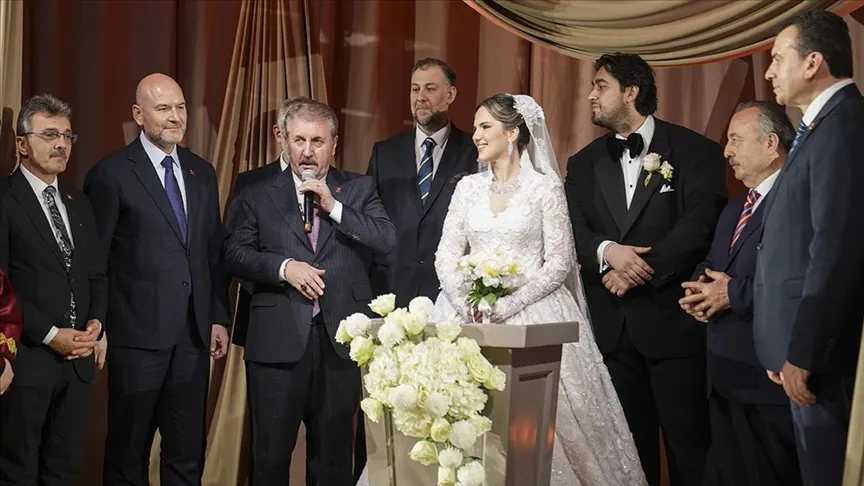 شاهد على الزواج رئيس حزب BBP ديستيجي