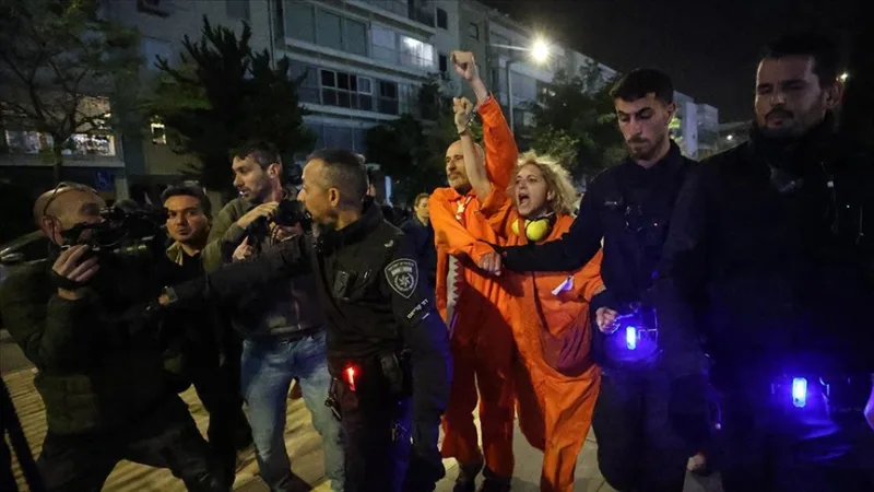 W Tel Awiwie, stolicy Izraela, protestujący przeciwko wojnie zostali rozproszeni w wyniku brutalnej interwencji policji