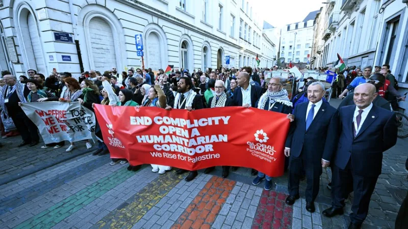 Los participantes en el congreso de Sumud celebrado en Bruselas organizaron una manifestación frente al Parlamento Europeo